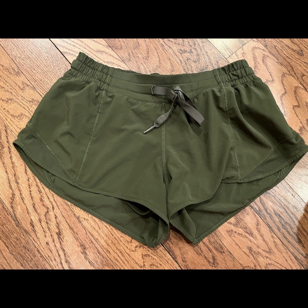 Lulemon Hotta hot shorts! 2.5 inseam size 6!